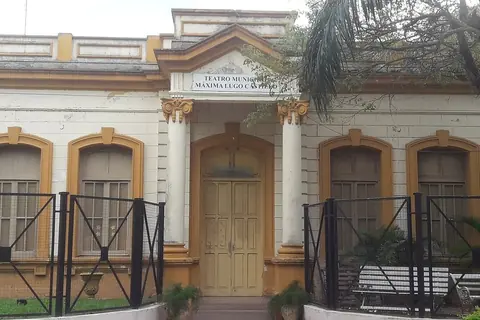 Foto: Frangim91 / Wikimedia Commons · CC BY-SA 4.0 Fachada del Teatro Municipal Máxima Lugo Castillo de Villeta, una casa antigua blanca y ocre con columnas en la entrada