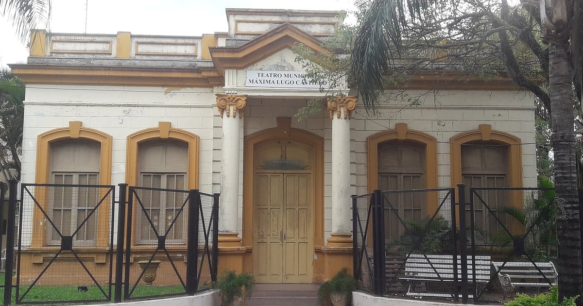 Fachada del Teatro Municipal Máxima Lugo Castillo de Villeta, una casa antigua blanca y ocre con columnas en la entrada