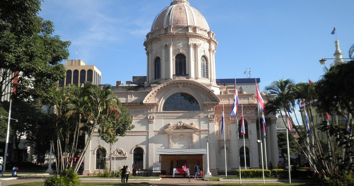 Fachada del Panteón Nacional de los Héroes, en el centro de Asunción, con banderas paraguayas en la plaza