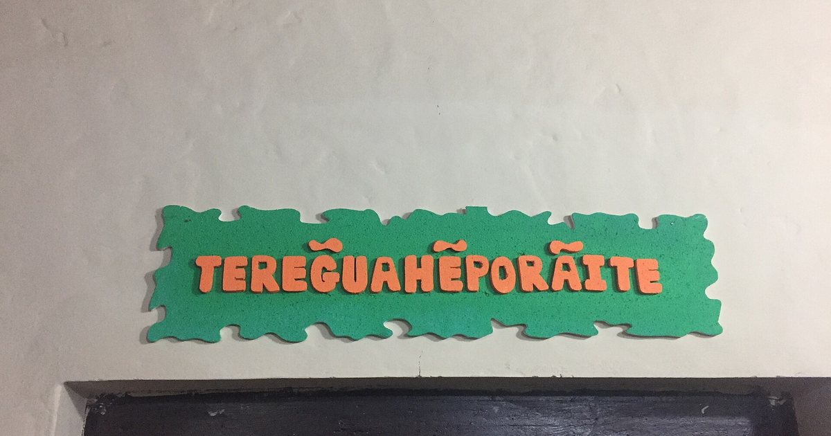 Cartel de bienvenida en guaraní, «Tereg̃uahẽ porãite», sobre una puerta en San Lorenzo