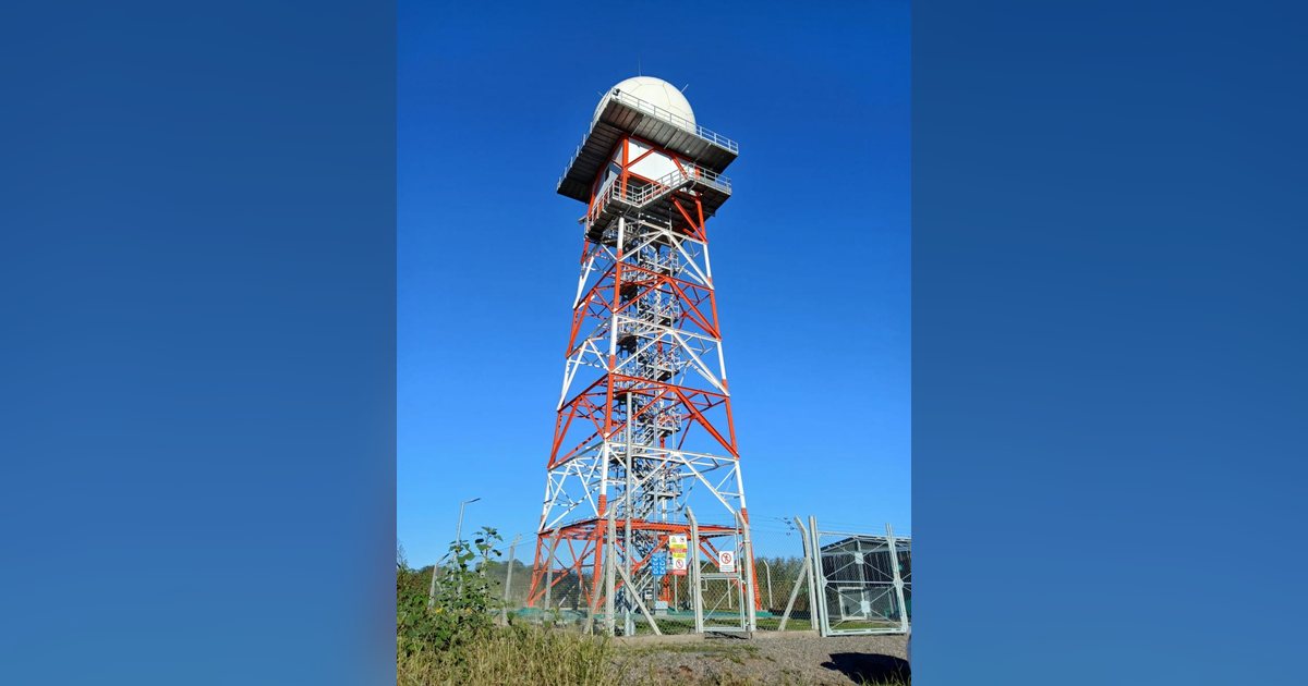 Torre de un radar meteorológico Doppler, con la cúpula que protege la antena