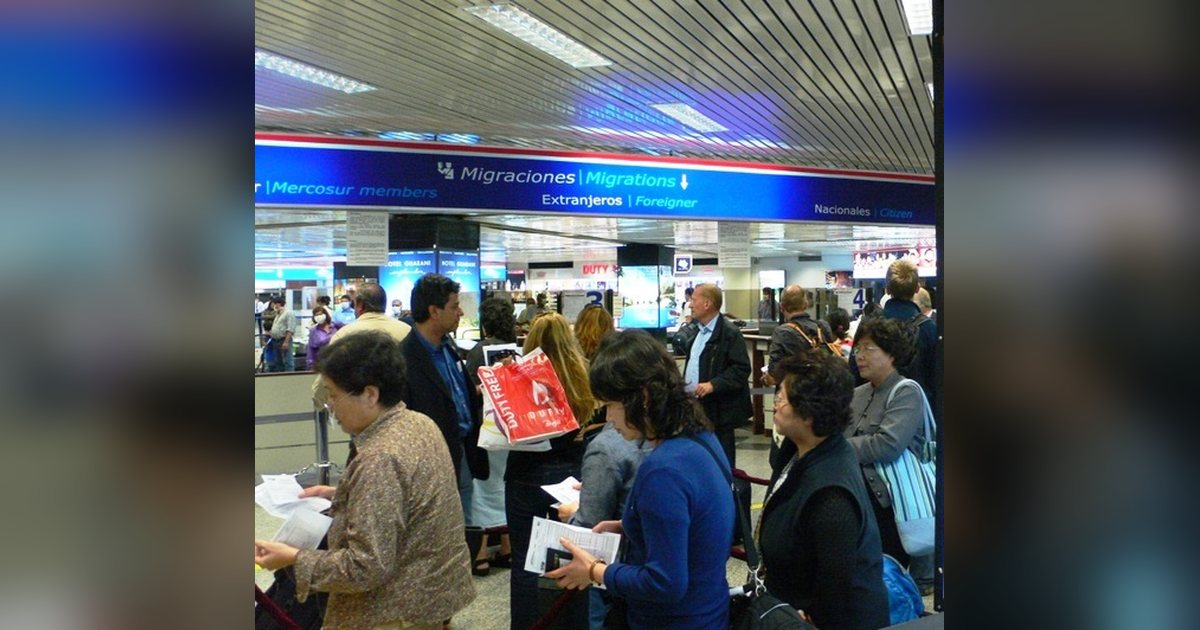 Puestos de control de Migraciones en el aeropuerto Silvio Pettirossi, en Luque