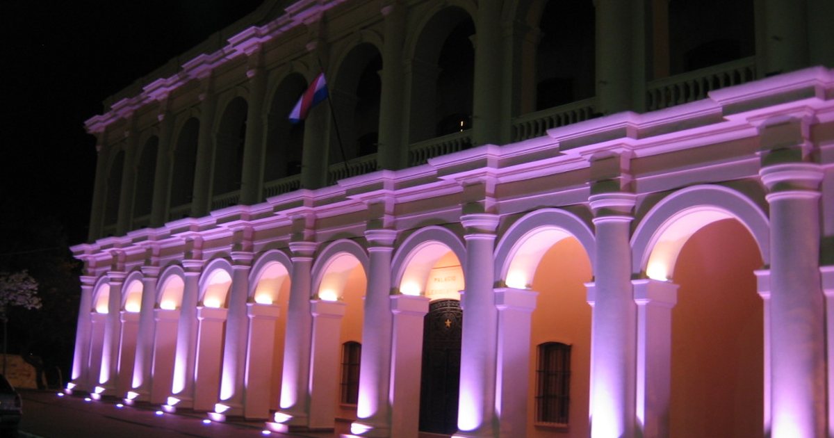 El Cabildo iluminado de noche, en el microcentro de Asunción