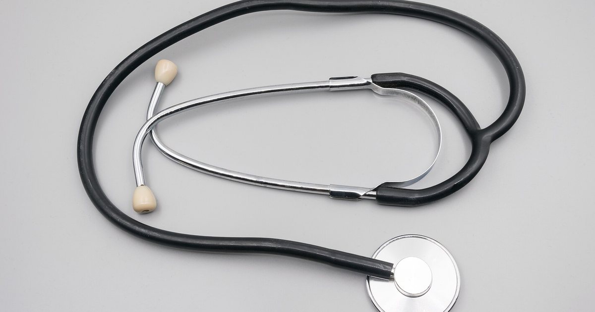 Un estetoscopio sobre una mesa, la herramienta con la que el médico examina al paciente antes de indicarle reposo