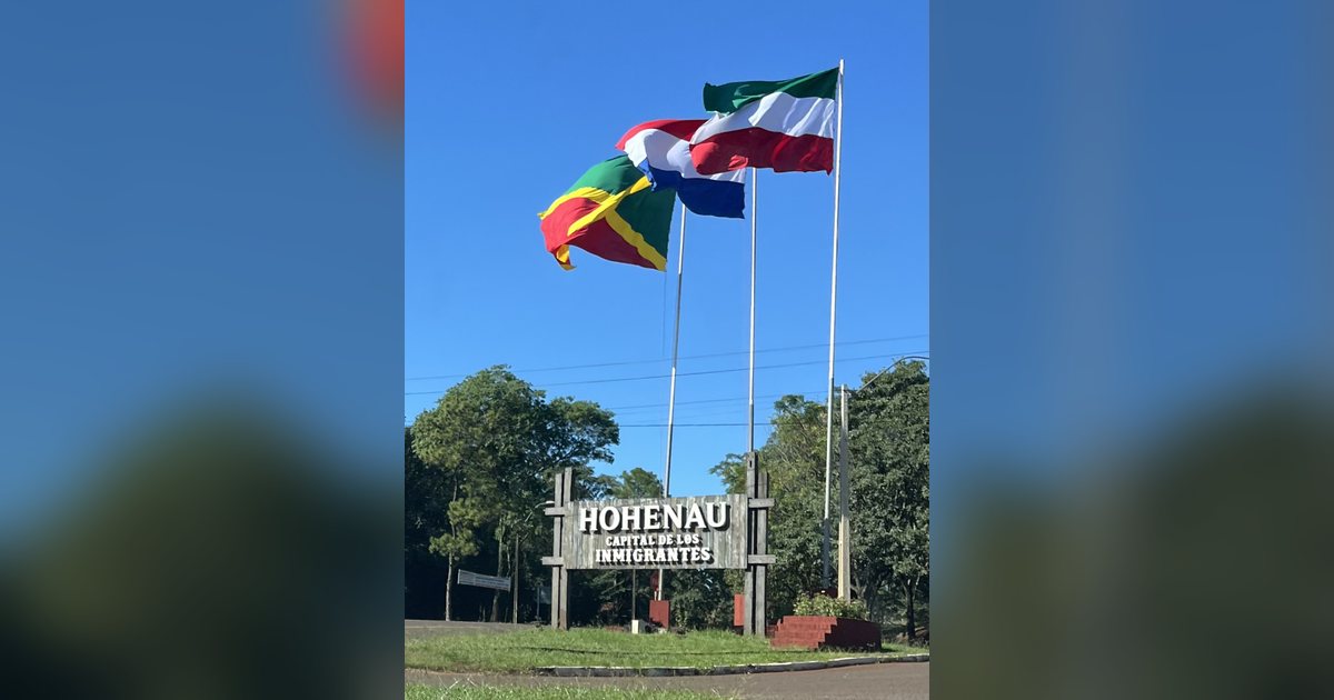 Cartel de bienvenida de Hohenau, capital de los inmigrantes, en Itapúa, con banderas