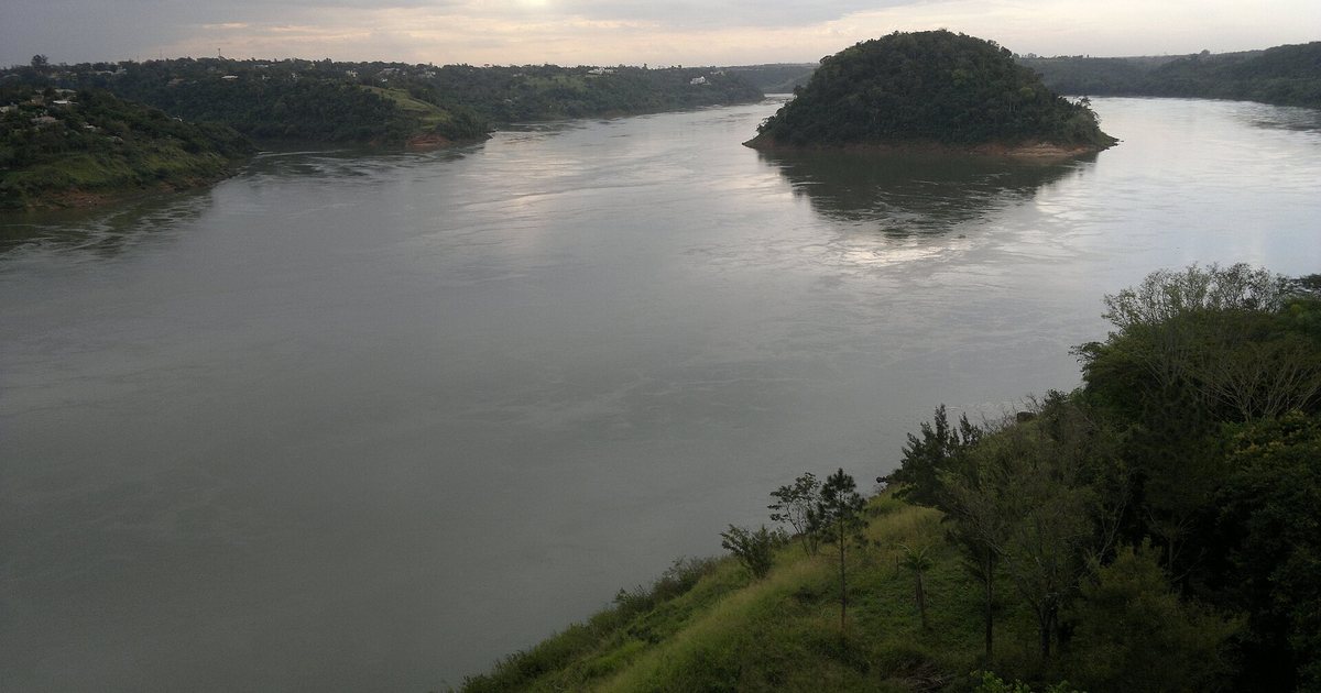 El río Paraná visto desde el Puente de la Amistad, aguas arriba, en la frontera de Ciudad del Este