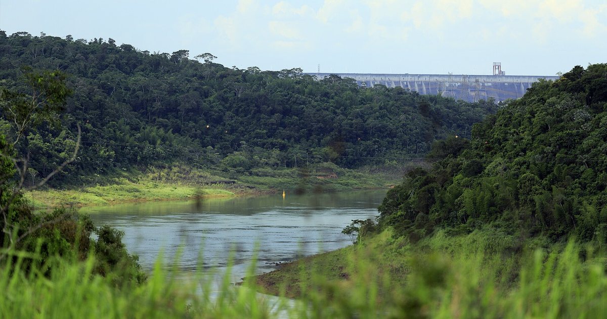 El río Paraná aguas abajo de la represa de Itaipú, visto desde Hernandarias, Alto Paraná