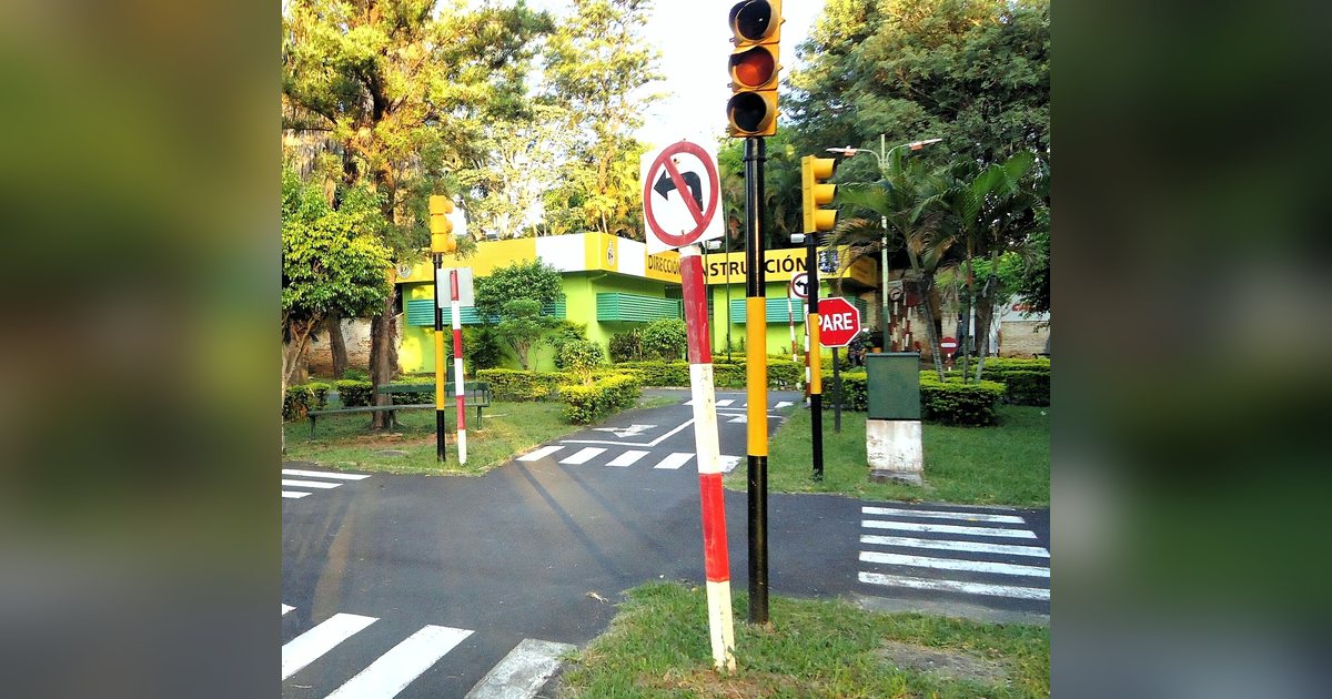 Pista de educación vial de la Municipalidad de Asunción en la Plaza Olímpica, con semáforos y señales de tránsito