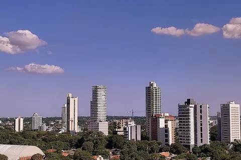 Torres de departamentos de Asunción sobre un barrio arbolado de casas bajas