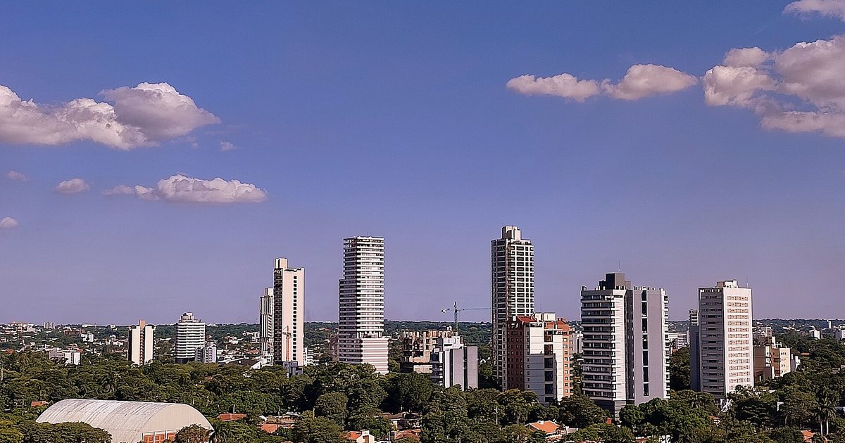 Torres de departamentos de Asunción sobre un barrio arbolado de casas bajas