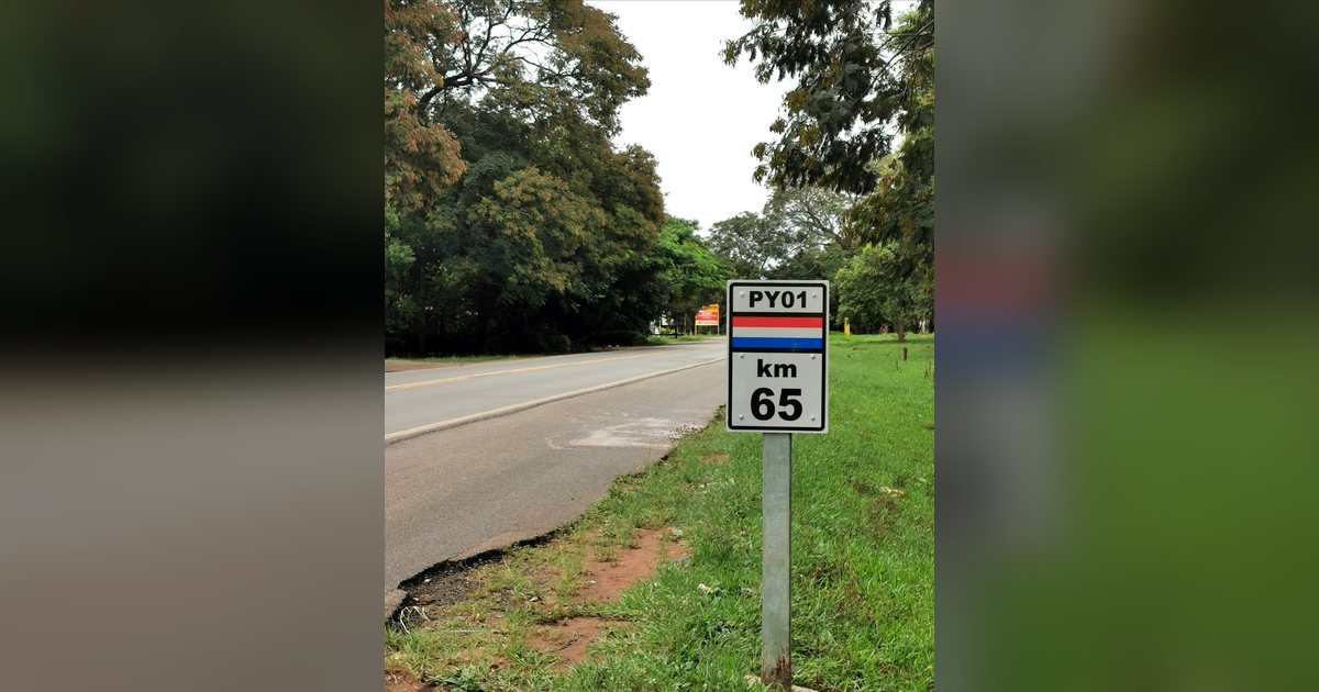 El mojón del kilómetro 65 de la ruta PY01, cerca de Paraguarí