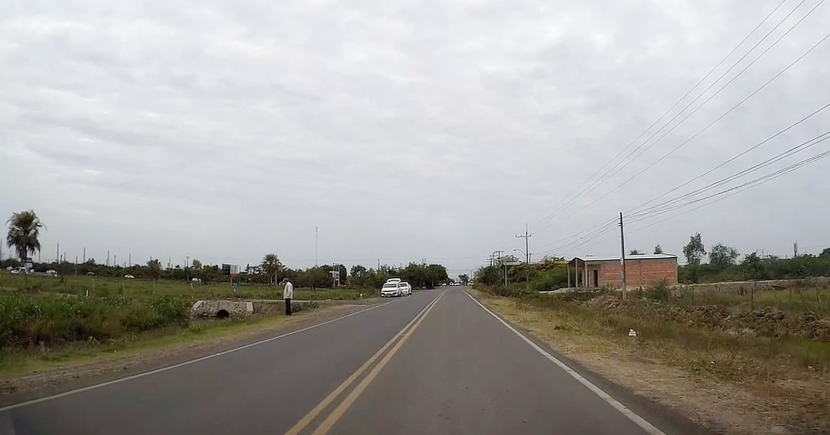 Tramo asfaltado de la ruta PY12 en el departamento de Presidente Hayes, Chaco