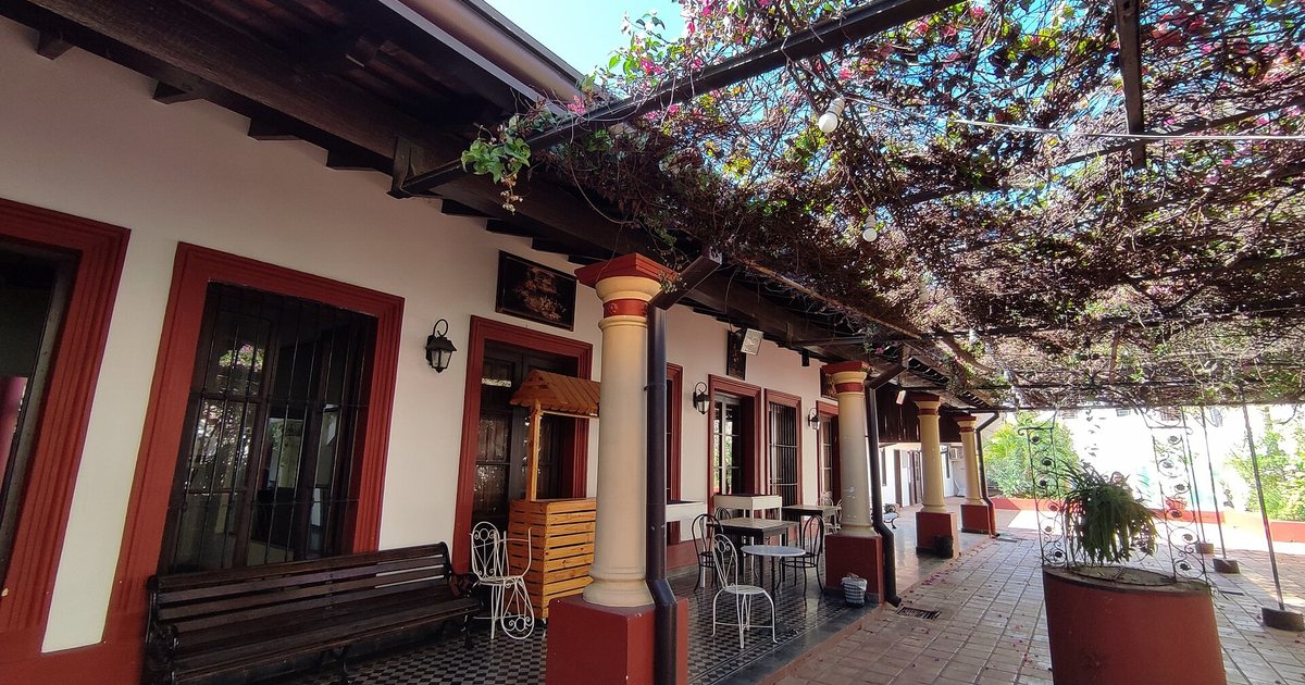 Galería y patio de una casa tradicional de Asunción