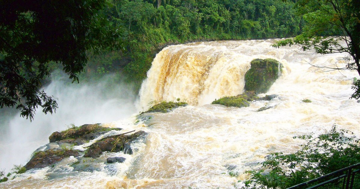 La caída principal de los Saltos del Monday con el río crecido, vista desde un mirador en Presidente Franco, Alto Paraná