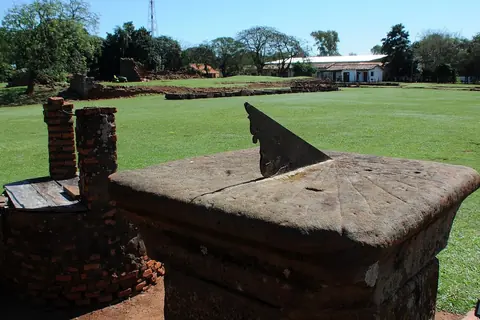 Reloj de sol y aljibe en el predio de la misión jesuítica de San Cosme y Damián, en Itapúa