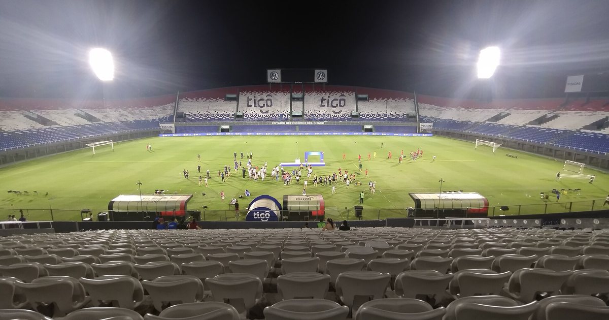 El estadio Defensores del Chaco, en Asunción, de noche y con las tribunas vacías