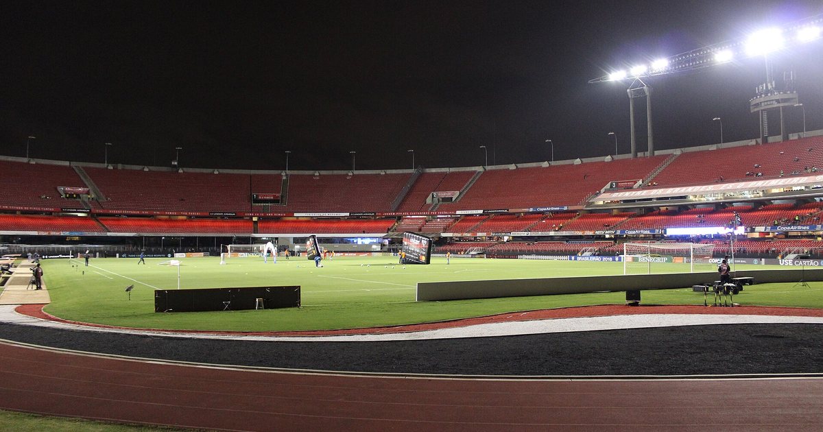 Interior del estadio MorumBIS, en São Paulo, Brasil, iluminado de noche antes de un partido
