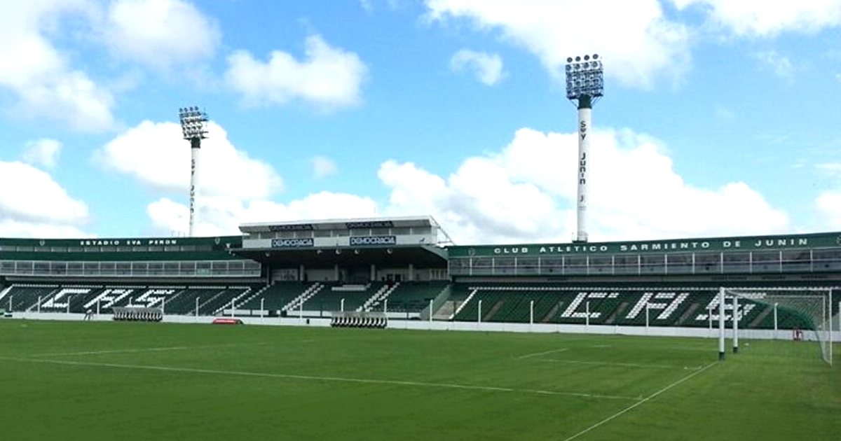Plateas y campo de juego del estadio Eva Perón, la cancha de Sarmiento en Junín
