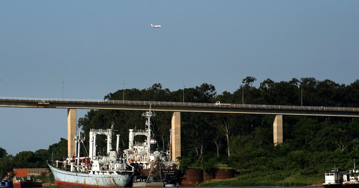 Barcos amarrados en el río Paraguay, bajo el puente Remanso