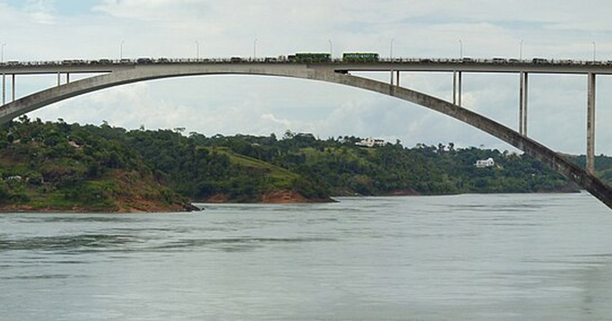 El Puente de la Amistad sobre el río Paraná, en Ciudad del Este, con vehículos sobre el tablero
