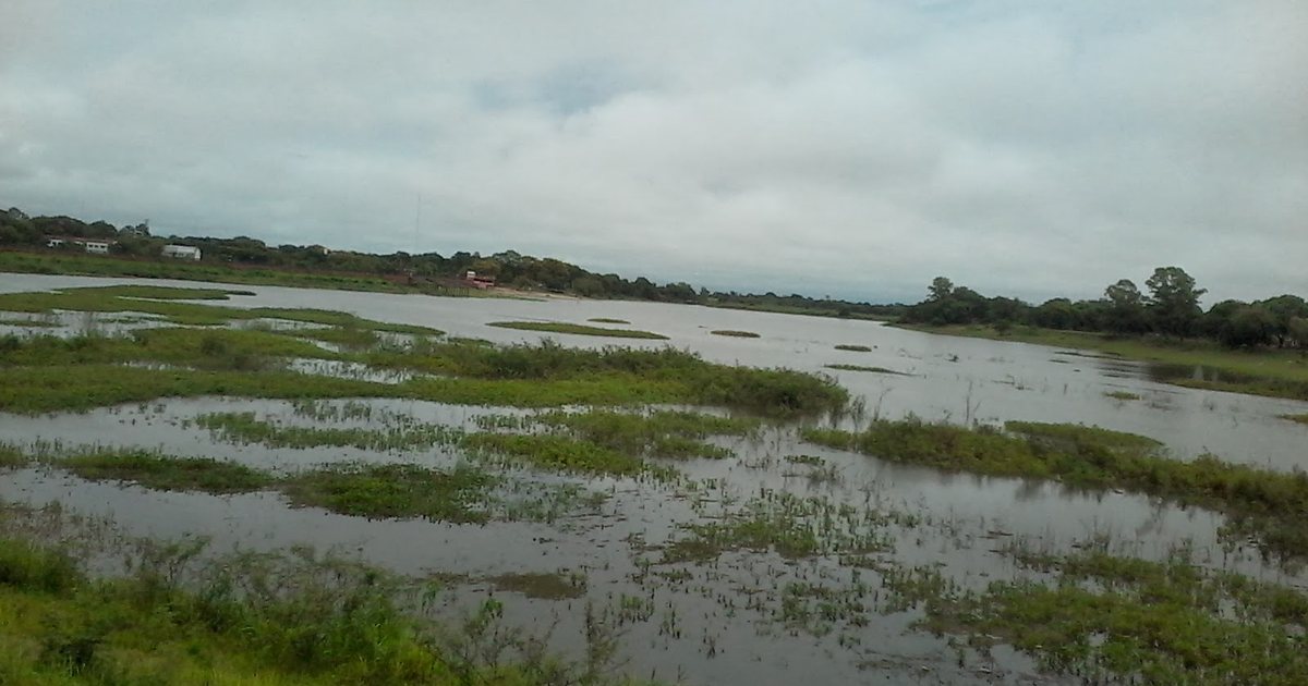 El arroyo Ñeembucú junto a la costanera de Pilar, en Ñeembucú