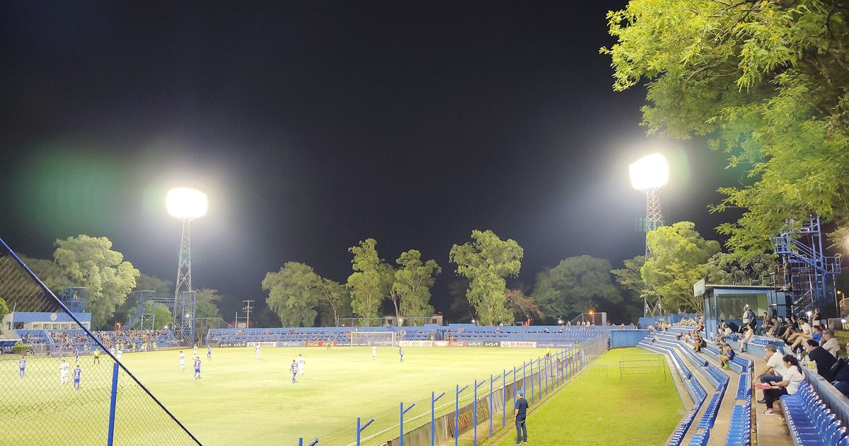 El estadio Luis Alfonso Giagni, de Sol de América, en Villa Elisa, durante un partido nocturno