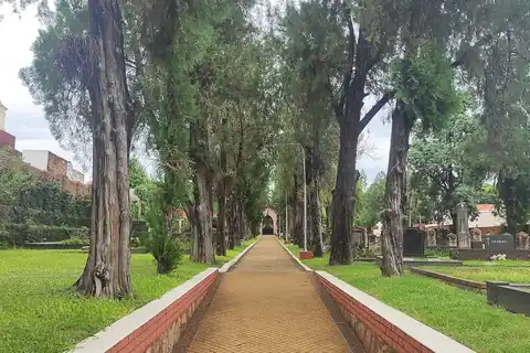 Foto: Chipachyryry / Wikimedia Commons · CC0 Sendero arbolado del Cementerio Internacional, dentro del Cementerio de la Recoleta, en Asunción