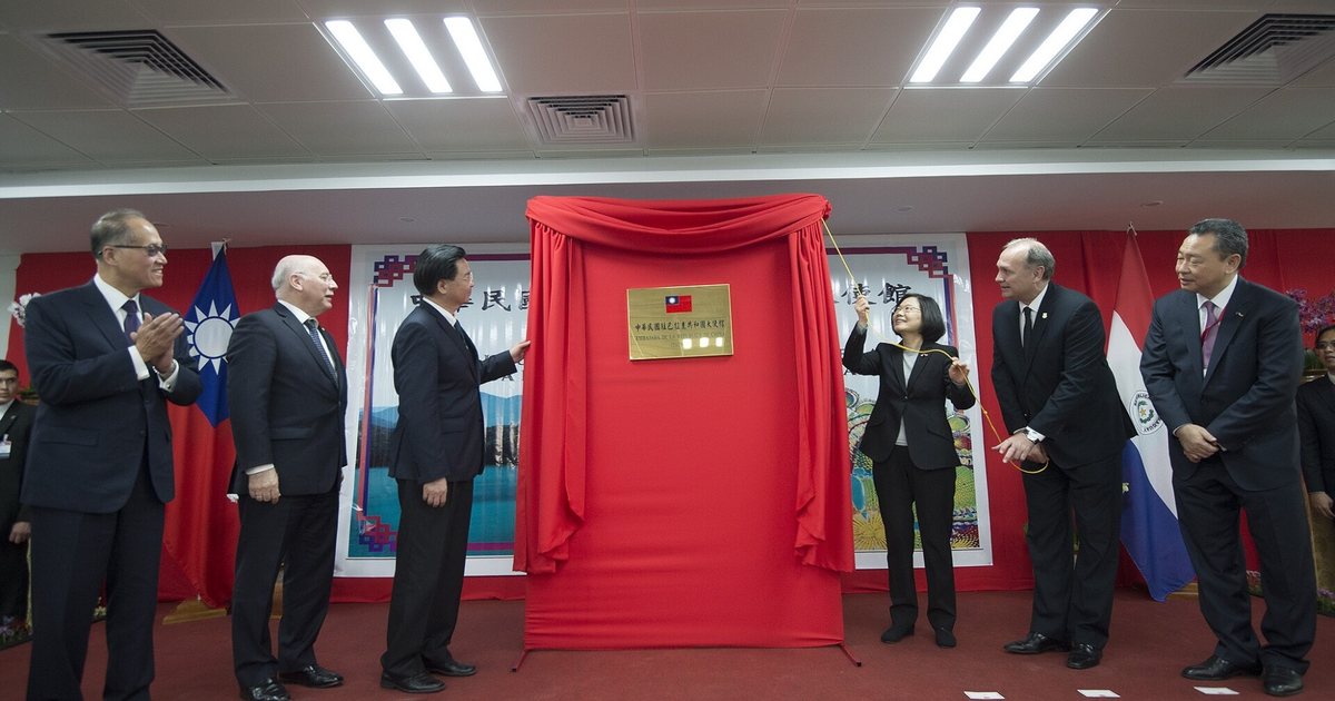 Inauguración de la sede de la Embajada de la República de China (Taiwán) en Asunción, con las banderas de los dos países, en 2016