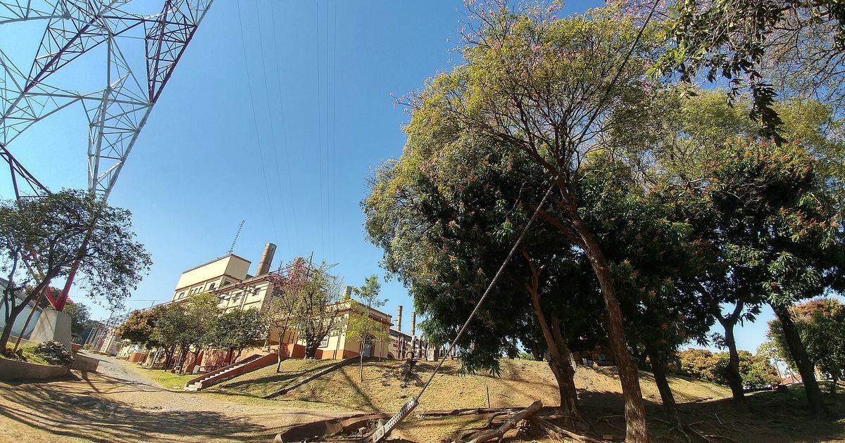 Torre de alta tensión y edificio de la subestación Sajonia de la ANDE, en Asunción