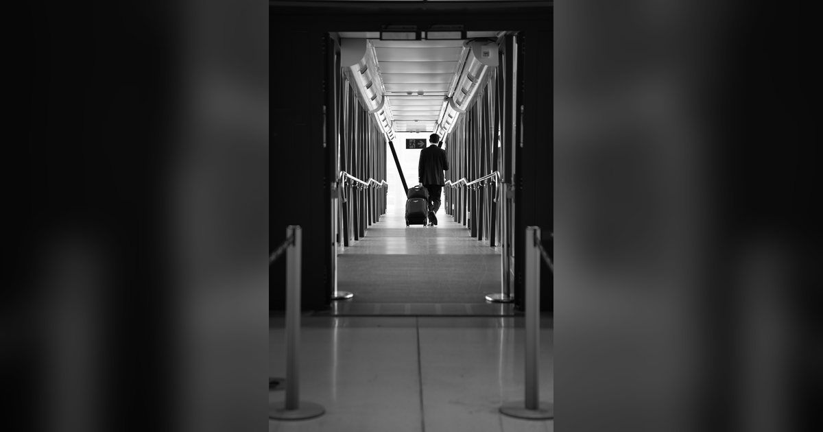 Un pasajero camina con su valija hacia una puerta de embarque del aeropuerto internacional de Tocumen, en Panamá