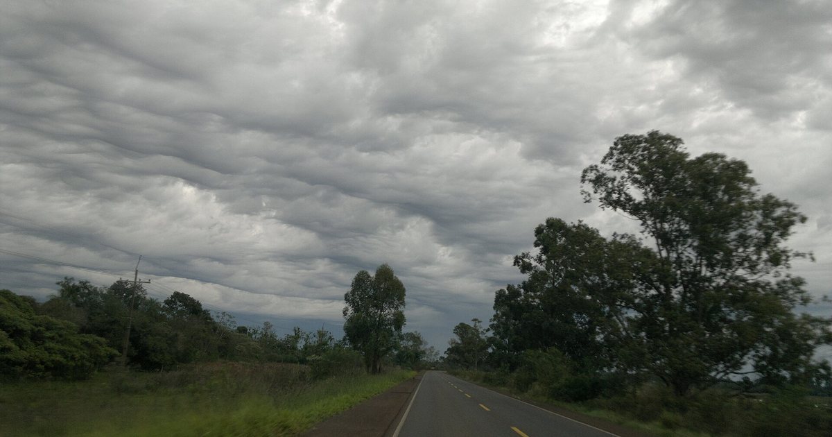 Nubes de tormenta sobre una ruta del departamento de Itapúa