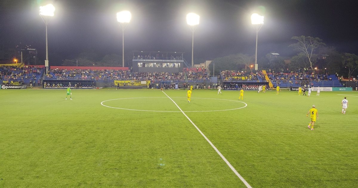 Partido nocturno en el estadio Ricardo Gregor, en Asunción, visto desde la tribuna