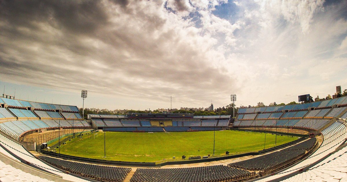 El estadio Centenario de Montevideo, vacío, con sus tribunas celestes y blancas