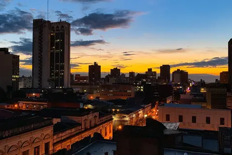 Edificios del centro de Asunción al atardecer