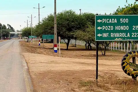 La ruta Transchaco a su paso por Mariscal Estigarribia, en Boquerón, con el cartel hacia Picada 500 y Pozo Hondo