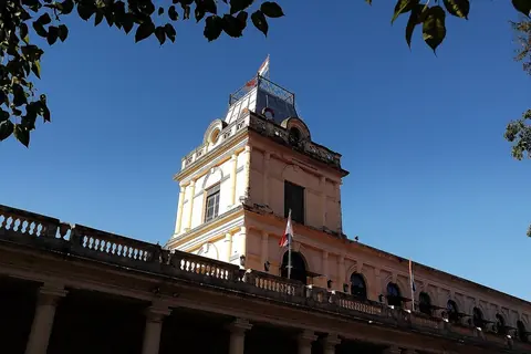 Foto: Cmasi / Wikimedia Commons · CC BY-SA 4.0 Torre de la antigua Estación Central del Ferrocarril, frente a la Plaza Uruguaya, en Asunción