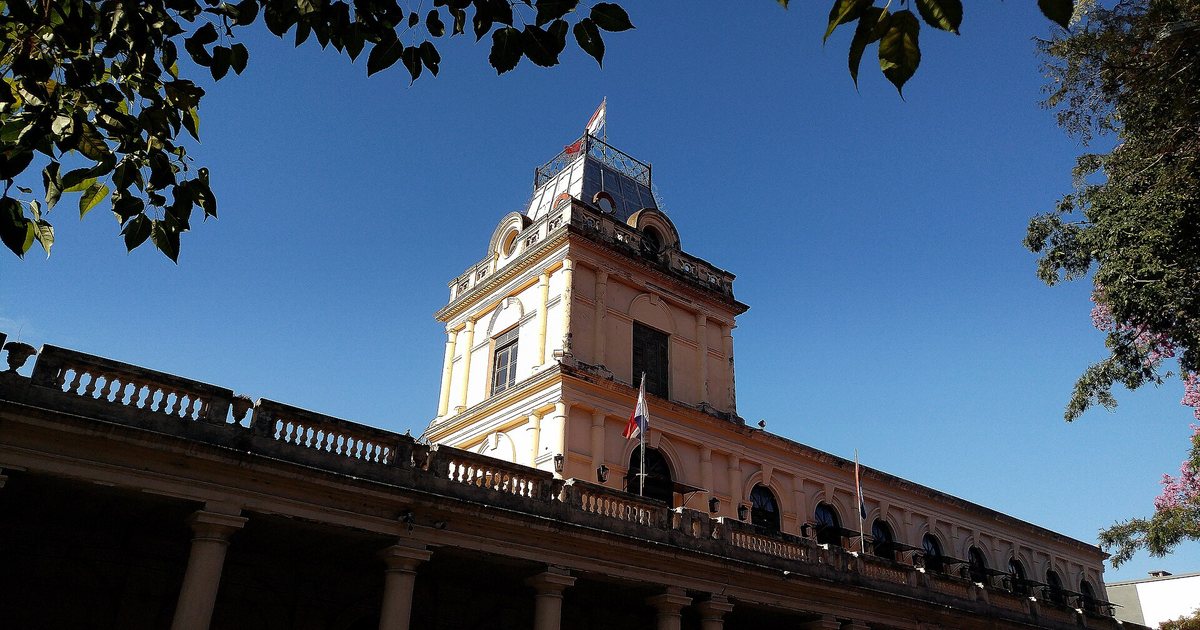 Torre de la antigua Estación Central del Ferrocarril, frente a la Plaza Uruguaya, en Asunción