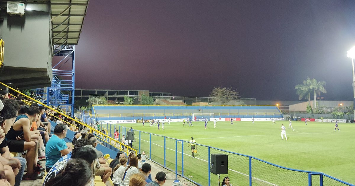 La cancha y una tribuna del estadio Martín Torres, de Sportivo Trinidense, en Asunción, durante un partido nocturno