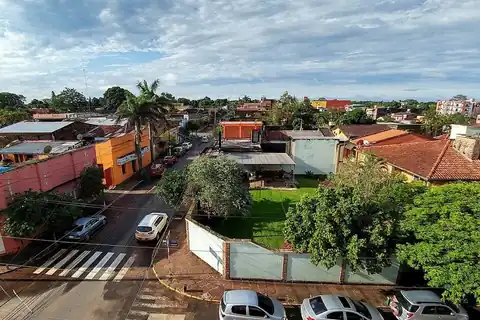 Foto: Cmasi / Wikimedia Commons · CC BY-SA 4.0 Vista desde lo alto de una calle de barrio con casas y árboles