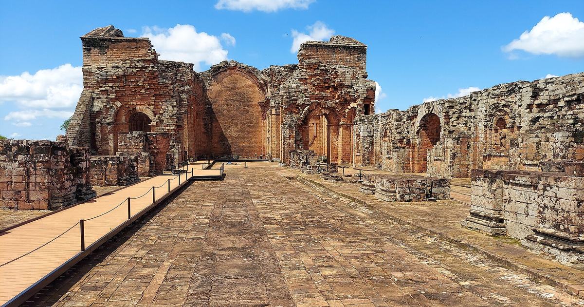 Ruinas de la iglesia de una misión jesuítica en Itapúa, uno de los atractivos más visitados del país