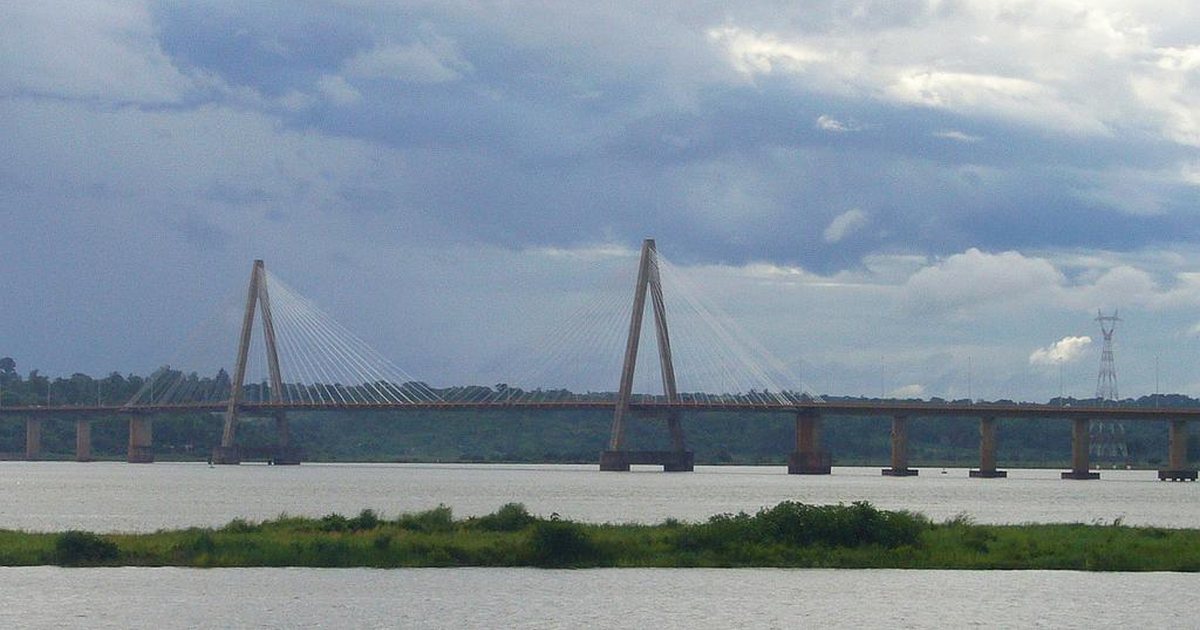 Puente internacional San Roque González de Santa Cruz sobre el río Paraná, en Encarnación