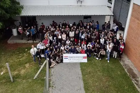 Foto: Bruno Bordon / Wikimedia Commons · CC BY-SA 4.0 Estudiantes y docentes de la Universidad Politécnica Taiwán-Paraguay en el antiguo campus de Luque, en 2022