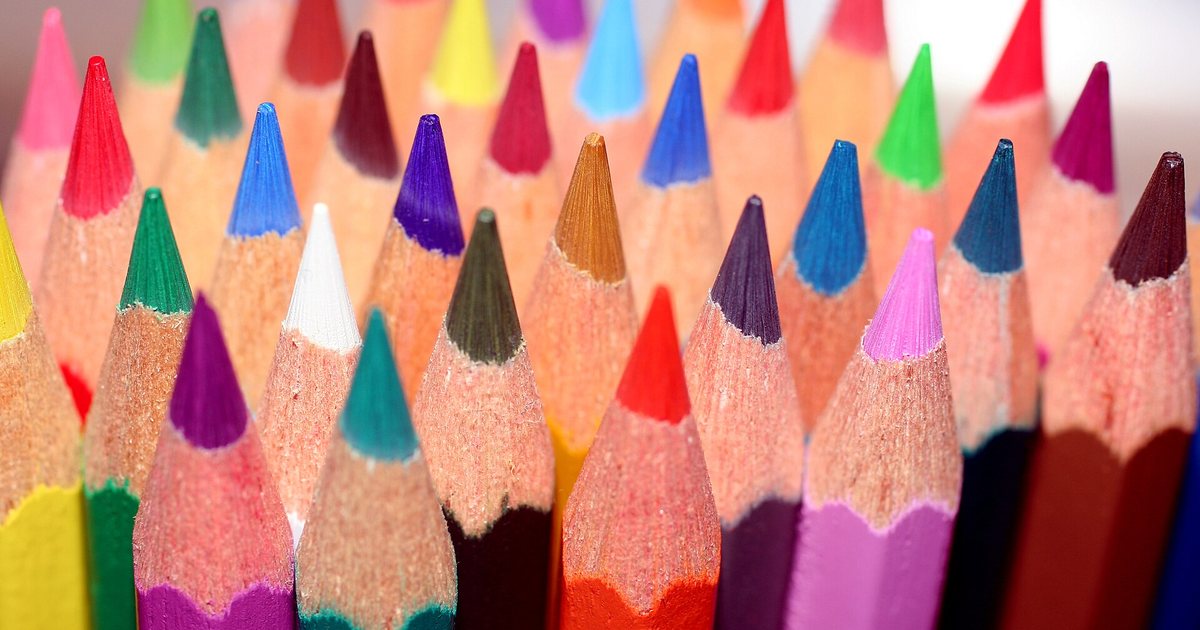 Lápices de colores, uno de los útiles que trae el kit escolar de 1° a 6° grado