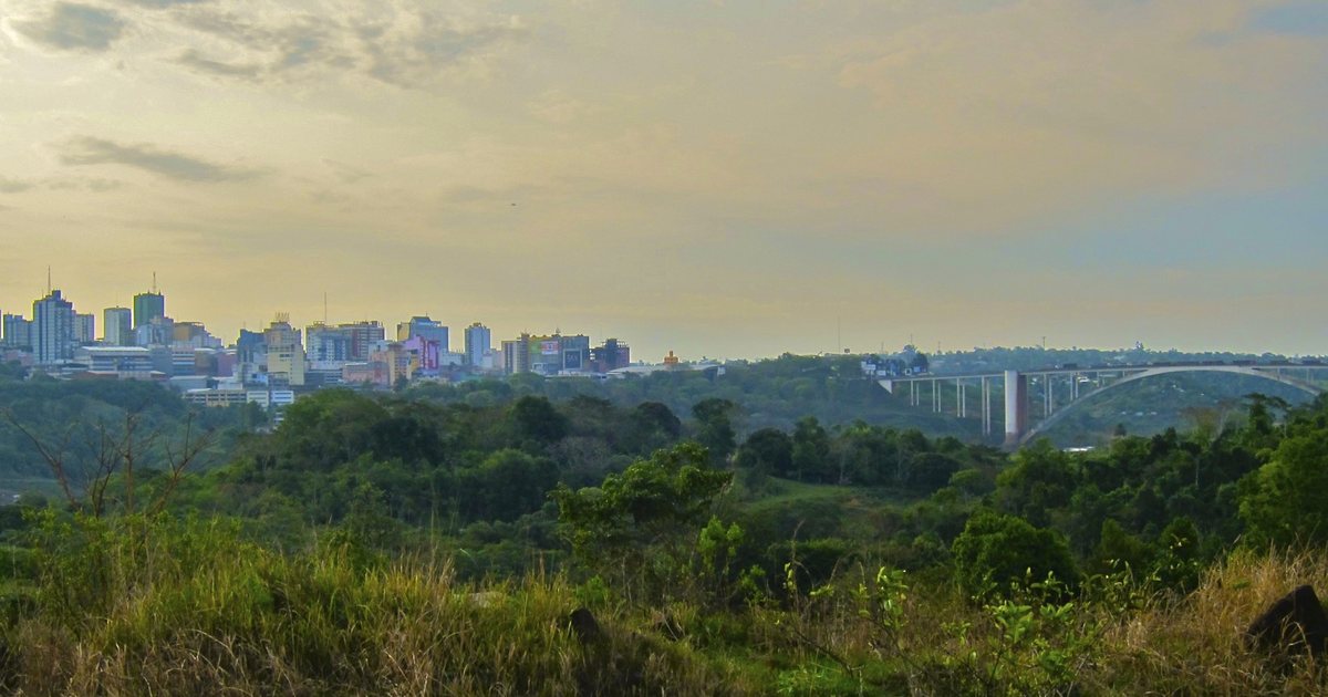 Ciudad del Este y el Puente de la Amistad, vistos desde la orilla brasileña del Paraná