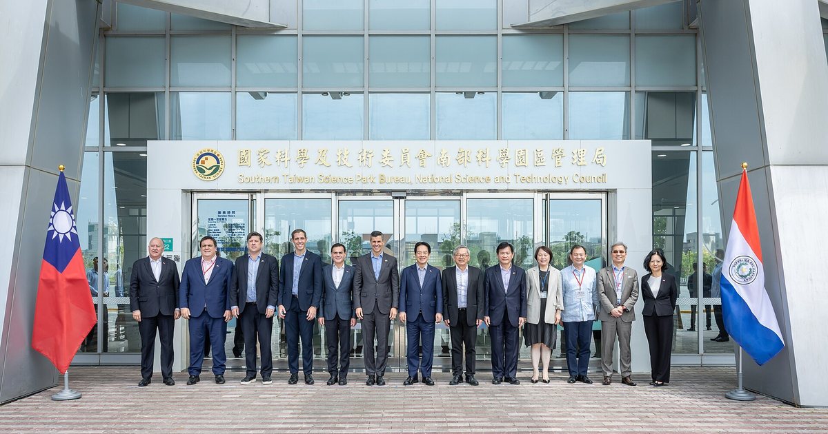 El presidente Santiago Peña y el presidente de Taiwán, Lai Ching-te, con sus comitivas y las banderas de los dos países durante una visita a un parque tecnológico en mayo de 2026