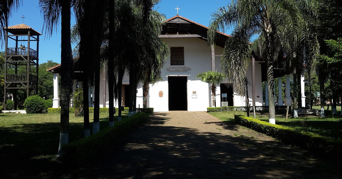 Fachada del templo San Buenaventura de Yaguarón y su campanario de madera, en Paraguarí